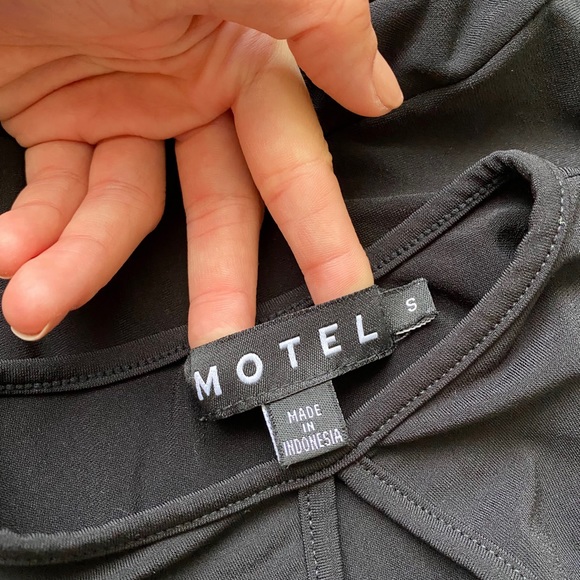 Motel Rocks dark gray crop top - Picture 2 of 3